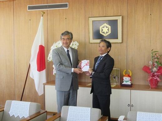 大阪ガス様からの寄付を受け取る市長の写真