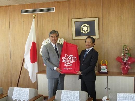 パオパオバルーンと書かれた袋を持っての記念撮影