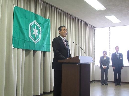 就任にあたっての訓示を述べている市長の写真