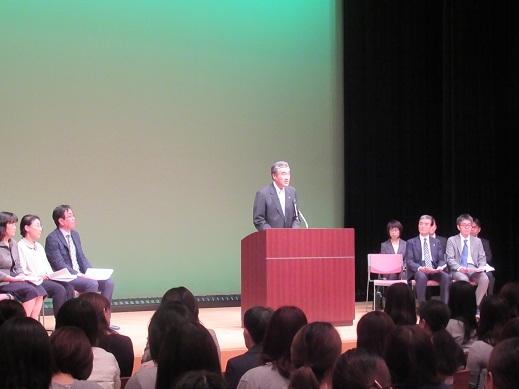 平成29年度彦根市保育協議会総会であいさつをしている市長の写真