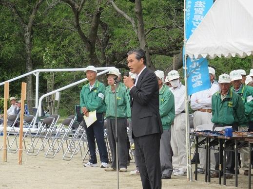 春季グラウンド・ゴルフ大会開会式であいさつをしている市長の写真