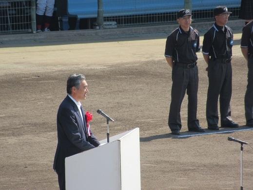 第23回公益財団法人滋賀県体育協会理事長杯小学生軟式野球大会開会式で挨拶をしている市長の写真