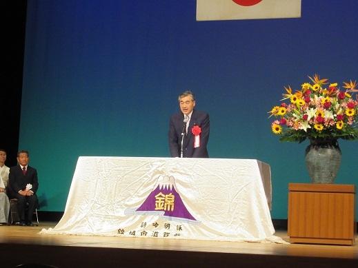 詩吟朗詠錦城流滋賀県本部50周年記念大会で挨拶をしている市長の写真