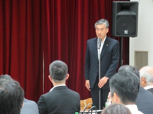 平成29年度彦根地区雇用対策協議会通常総会で挨拶をしている市長の写真