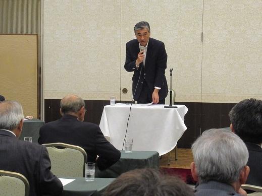 平成29年度彦根地域勤労者互助会評議員会で挨拶をしている市長の写真