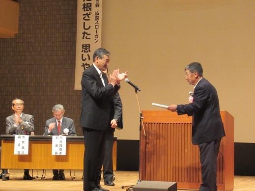 表彰をしている市長と受賞者の写真