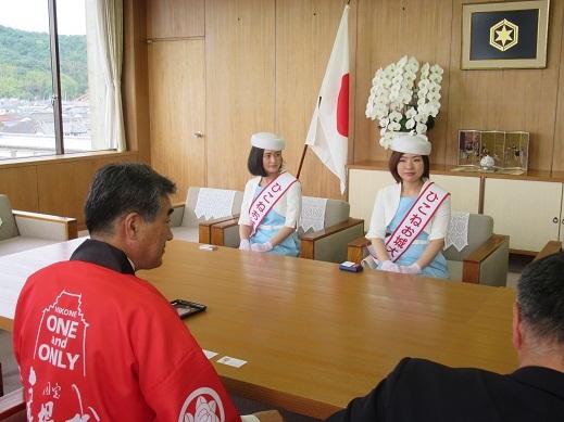 溝上さんと大川さんと面談をしている市長の写真