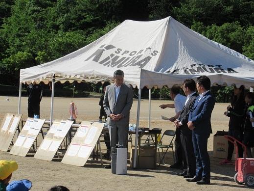開会式で挨拶をしている市長の写真