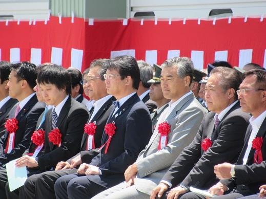記念行事で来賓席に着席している市長の写真