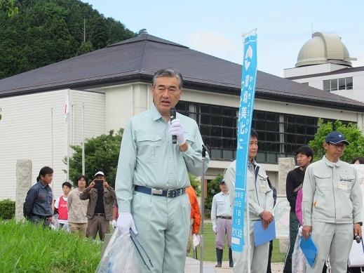 平成29年度ごみゼロ大作戦で挨拶をしている市長の写真