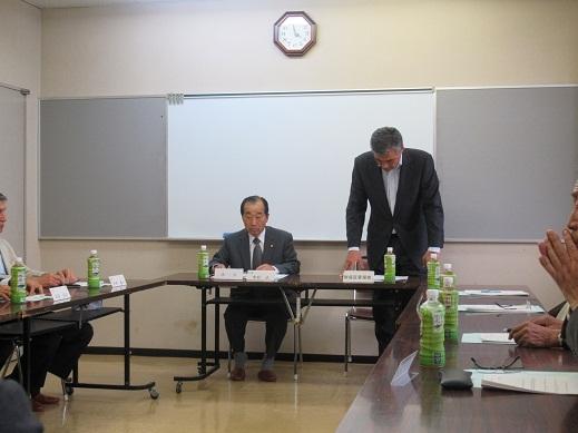 彦根市高宮財産区臨時議会で挨拶をしている市長の写真