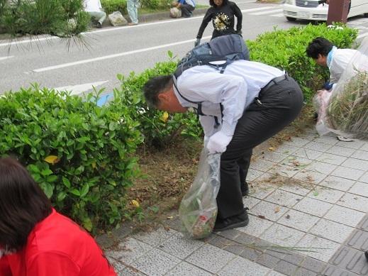 清掃作業をしている市長とボランティアの方々の写真