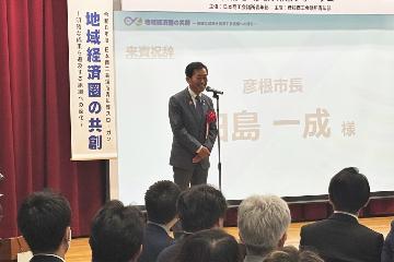 未来フォーラムで挨拶している様子
