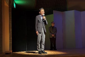 挨拶している様子