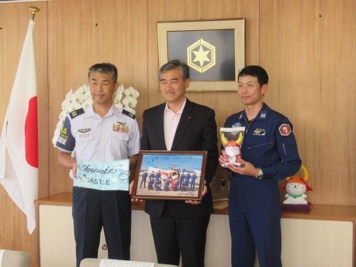 パイロットと記念撮影を行った市長の写真