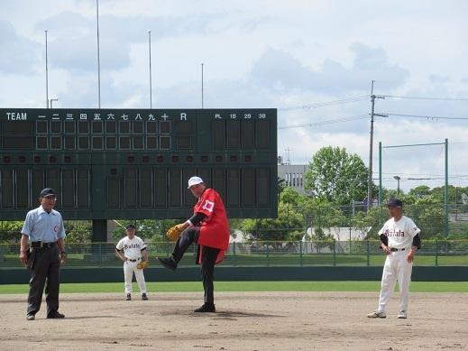 「第16回滋賀県高等学校野球部OBシニア野球大会」で始球式をする市長の写真