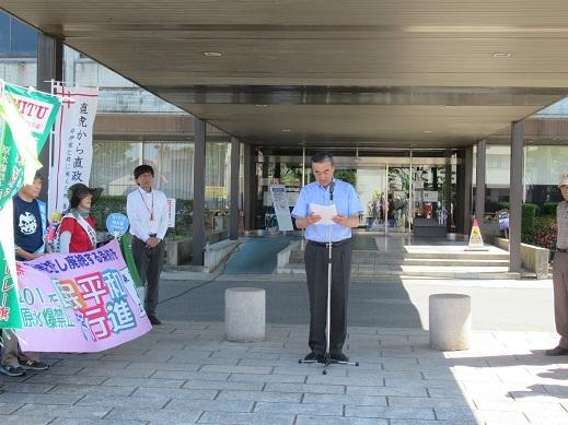 2017年原水爆禁止国民平和大行進であいさつをしている市長の写真