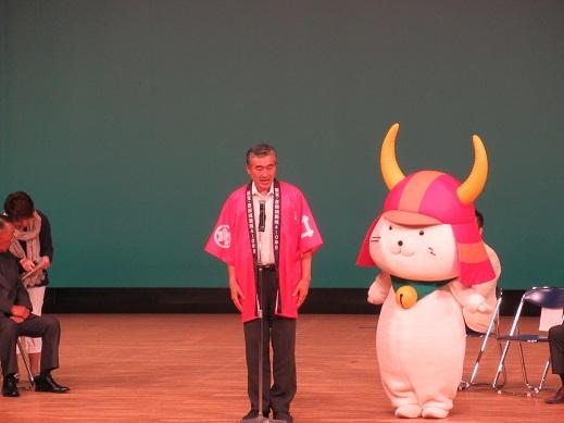 YOSAKOIソーラン日本海彦根三十五万石大会であいさつをしている市長の写真