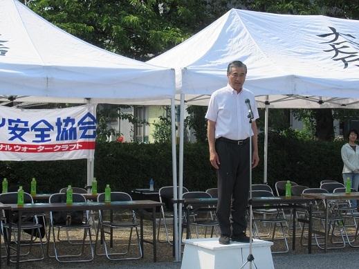 船舶水難事故救助訓練であいさつをしている市長の写真