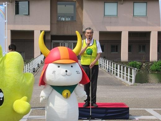 「びわ湖の日」環境美化活動であいさつをしている市長の写真