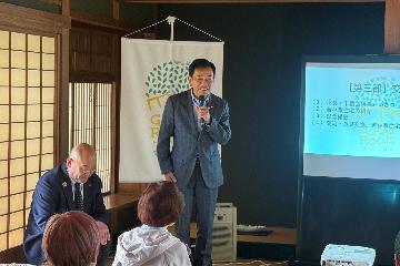 挨拶している様子