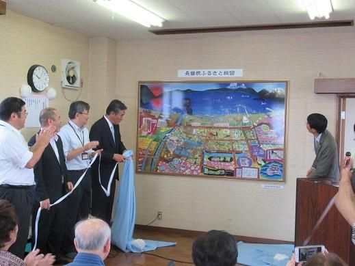 作品の除幕をし完成品が披露されている写真