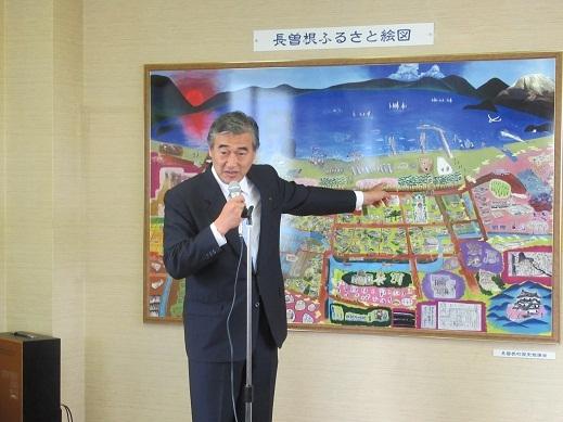 サック品の前で挨拶をしている市長の写真