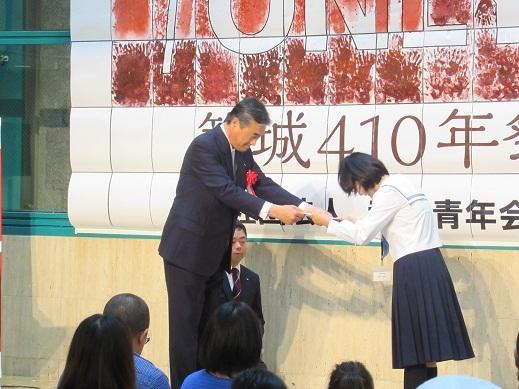 受賞者に表彰状を渡す市長の写真