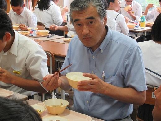 東中学校で給食を食べている市長の写真