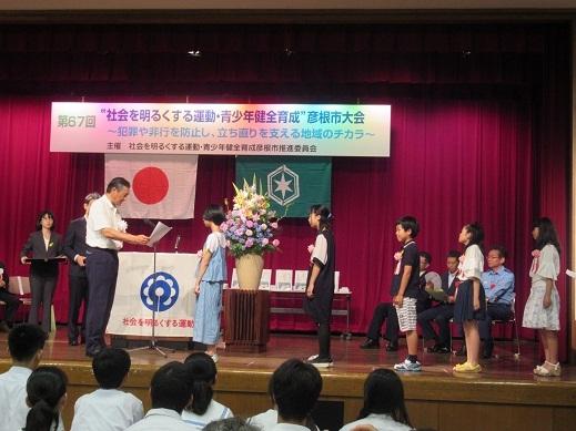 入賞者表彰状を授与している市長の写真
