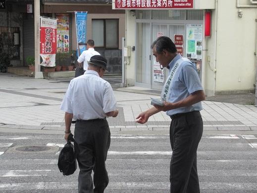 街頭啓発に参加している市長の写真