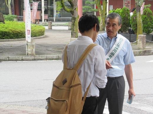 街頭啓発で学生に声をかけている市長の写真