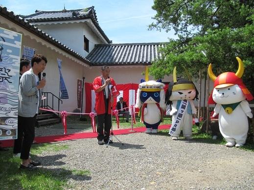 天秤櫓特別展オープニングセレモニーであいさつをしている市長の写真
