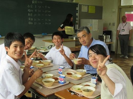 生徒たちと給食を楽しんでいる市長の写真