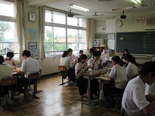 給食時間の教室内の写真
