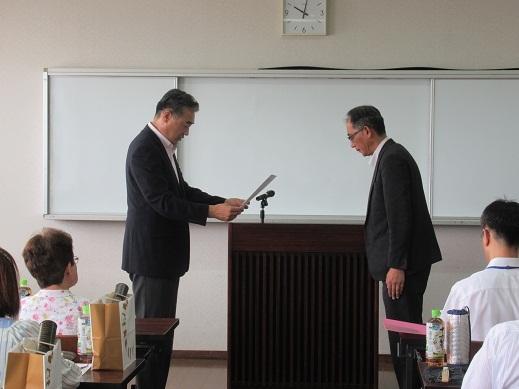 表彰状を授与している市長の写真
