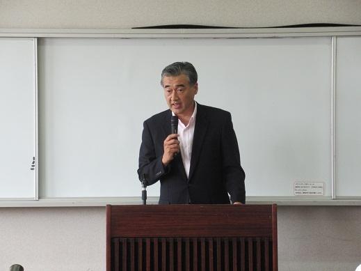 表彰式であいさつをしている市長の写真