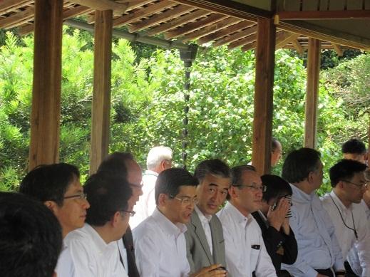 お茶席で話をしている市長の写真