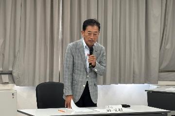 挨拶している様子