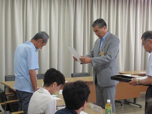 任命書を読み上げている市長の写真