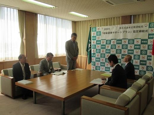 地域連携サポートプラン協定締結式であいさつをしている市長の写真