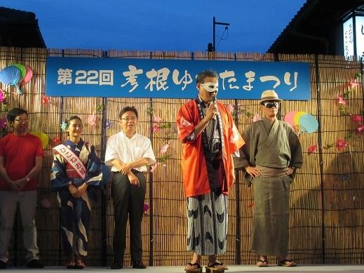 彦根ゆかたまつりであいさつをしている市長の写真