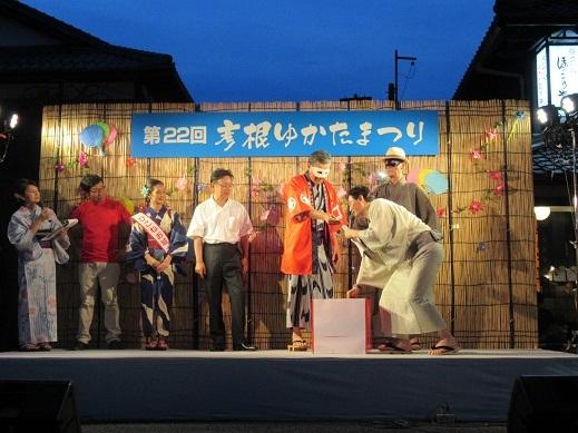抽選会をしている舞台上の写真