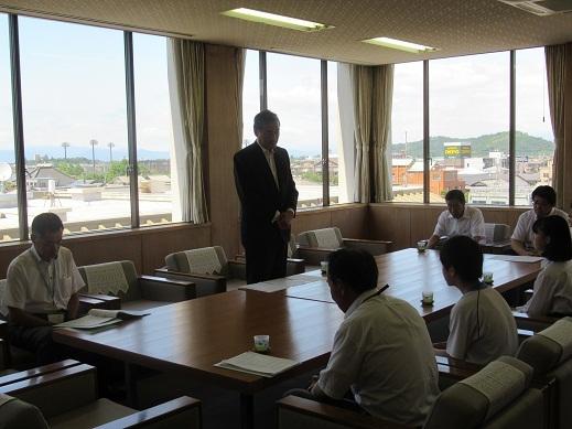 結団式であいさつをしている市長の写真
