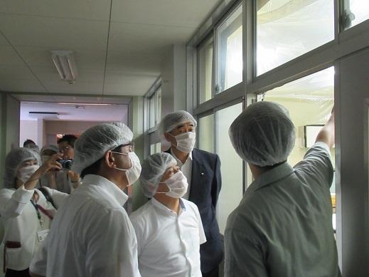 防止とマスクを着用し廃校の視察をしている市長の写真