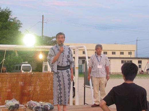 第42回亀山夏祭りであいさつをしている市長の写真
