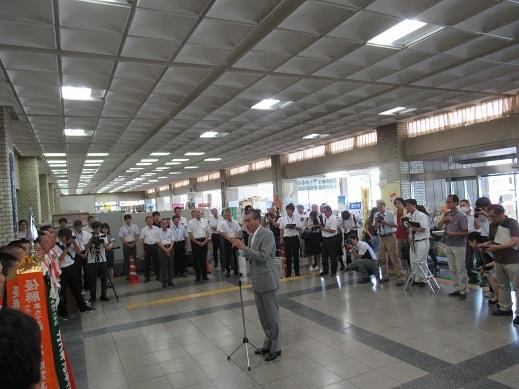 選手たちに向けてあいさつをしている市長の写真
