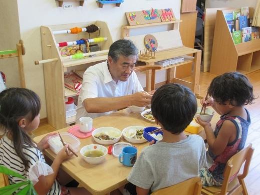 園児たちと一緒に給食を食べている市長の写真