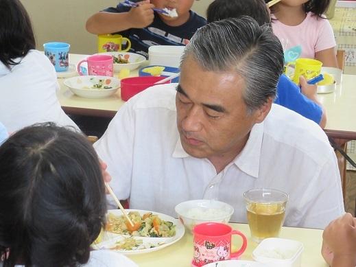 給食を食べている市長の写真