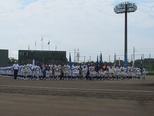 開会式で整列する選手たちの写真